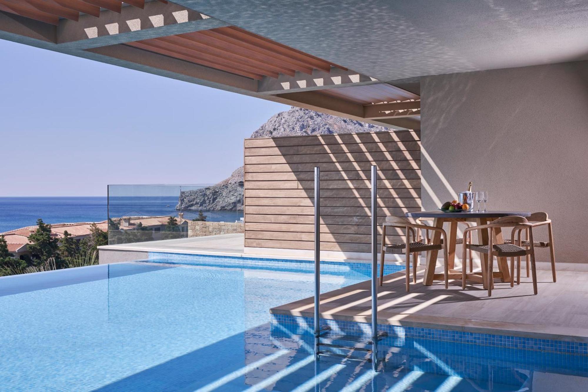 Suite 1 Chambre avec Piscine Privée - Vue Latérale sur Mer (Zone Résidences)
